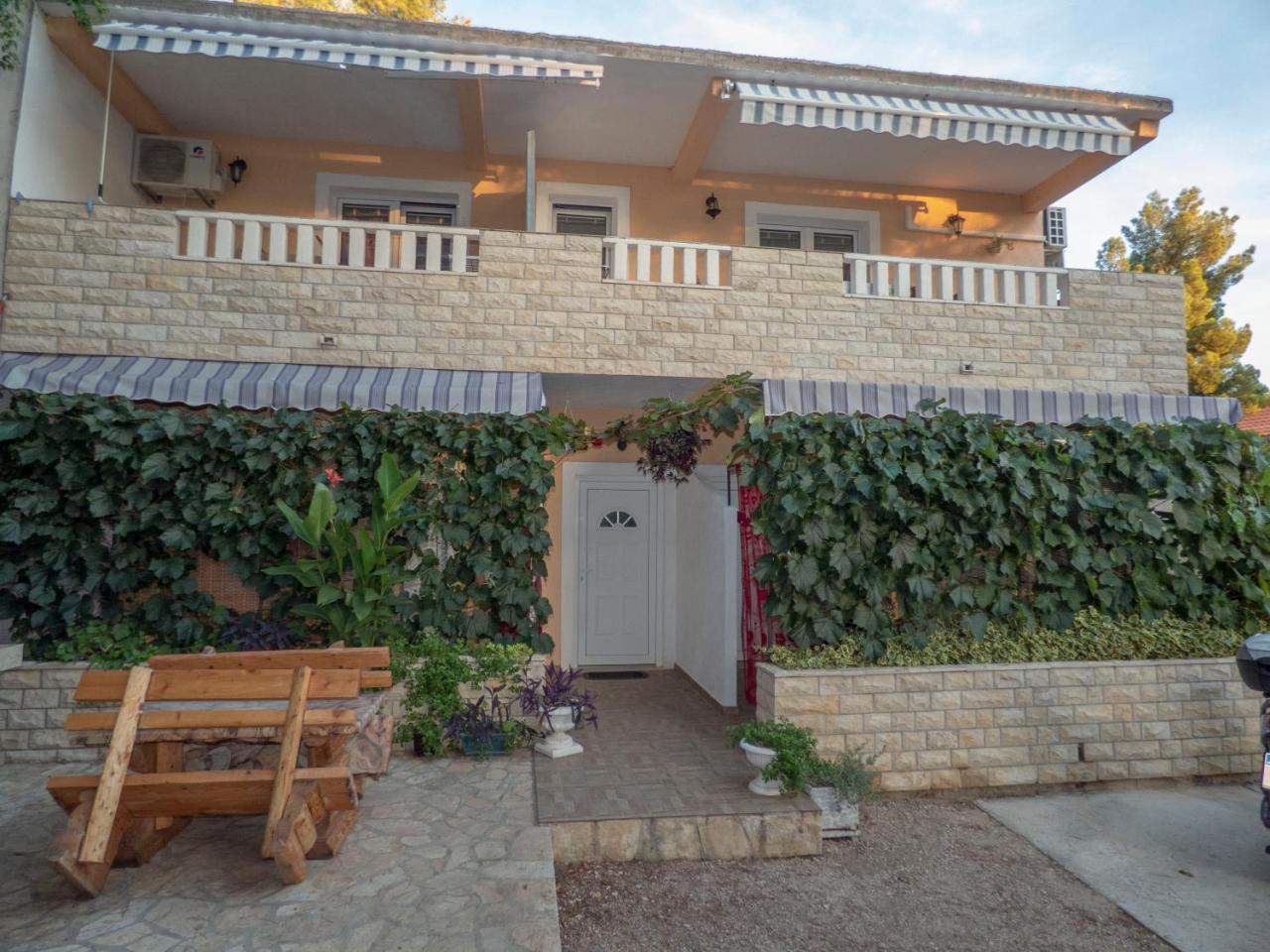 Apartments Plaza Ivan Dolac Exterior photo