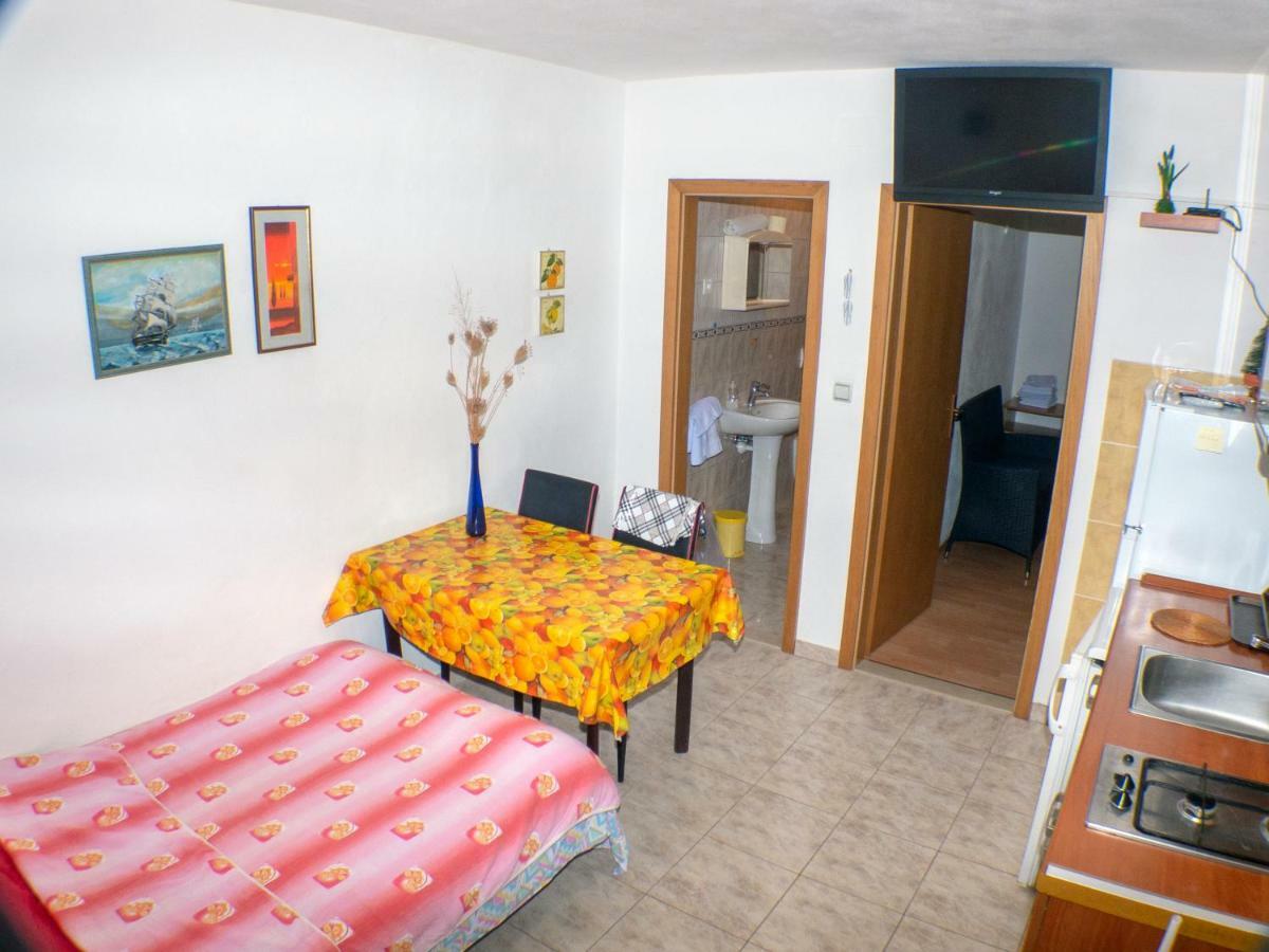 Apartments Plaza Ivan Dolac Exterior photo